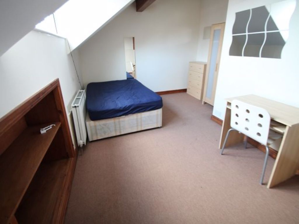 Property photo 2 of 21 Bright And Spacious Bedroom Featuring A Comfortabl...