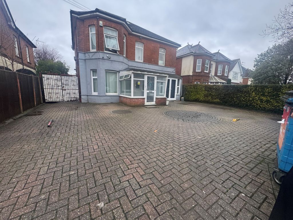 Property photo 1 of 8 6 Bed Town House To Rent Lowther Road, Bournemouth Bh8