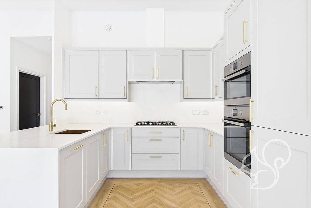 Property photo 3 of 11 Kitchen