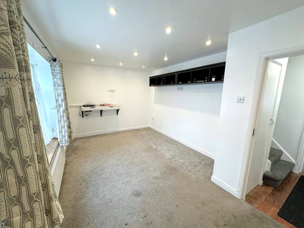 Property photo 3 of 17 Reception (2)