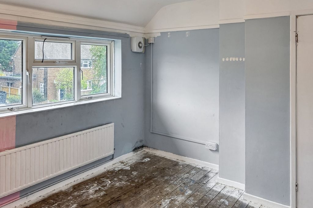 Property photo 3 of 11 Flat A, 47 Goldings Crescent, Basildon, Essex, Ss16 4Rx