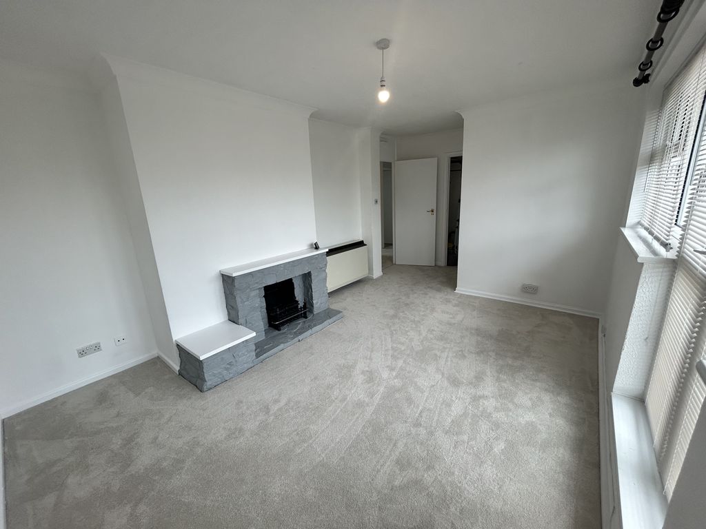 Property photo 2 of 14 Keynsham Farleigh Road 9C Living Room 2
