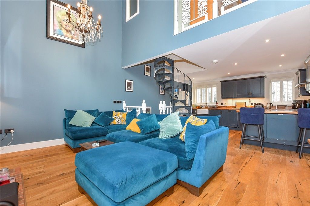 Property photo 3 of 14 Lounge
