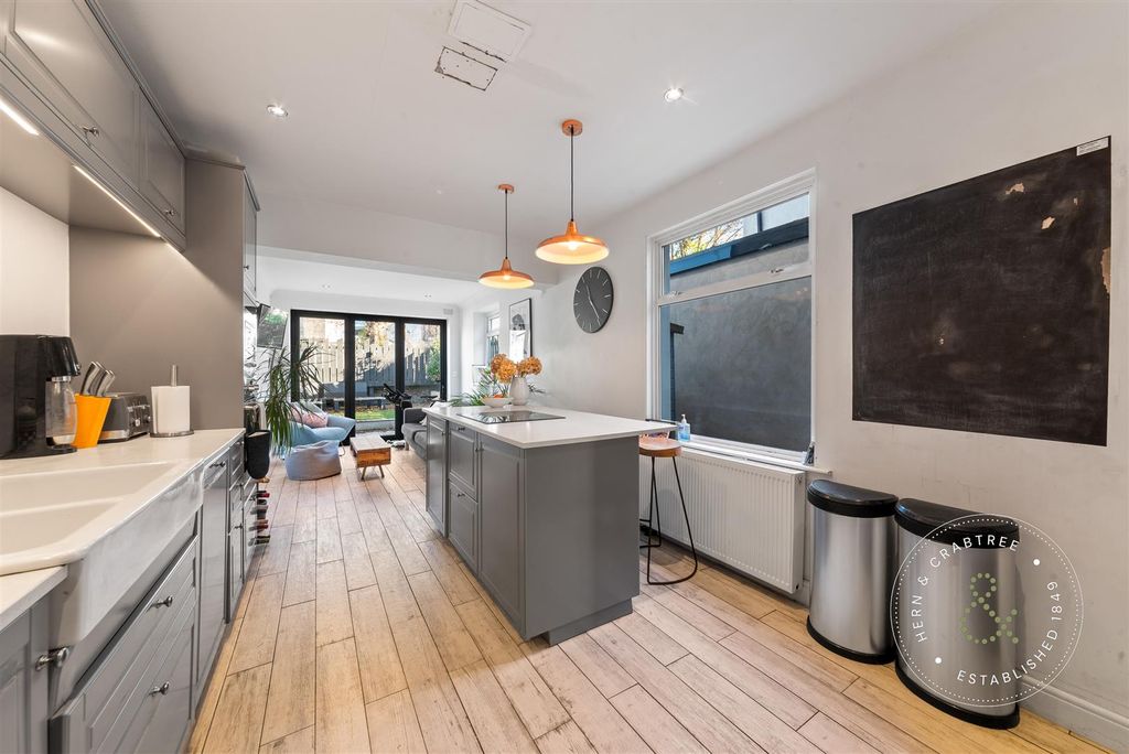 Property photo 2 of 33 Llanfair-Road-21.Jpg