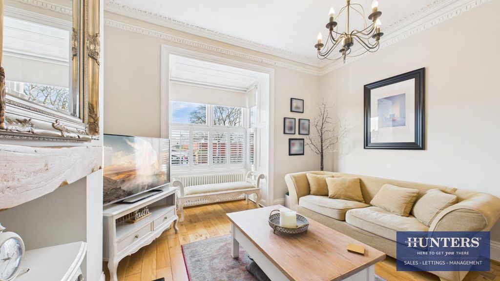 Property photo 3 of 17 Living Room