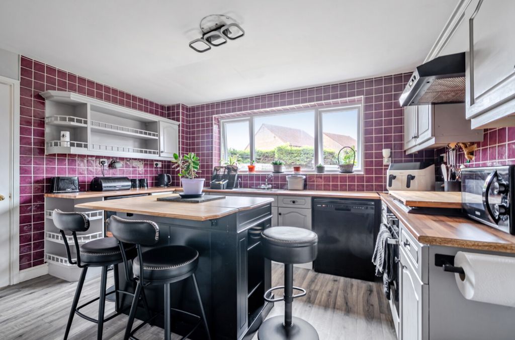 Property photo 3 of 26 1509845-22-1A01681551Ae6