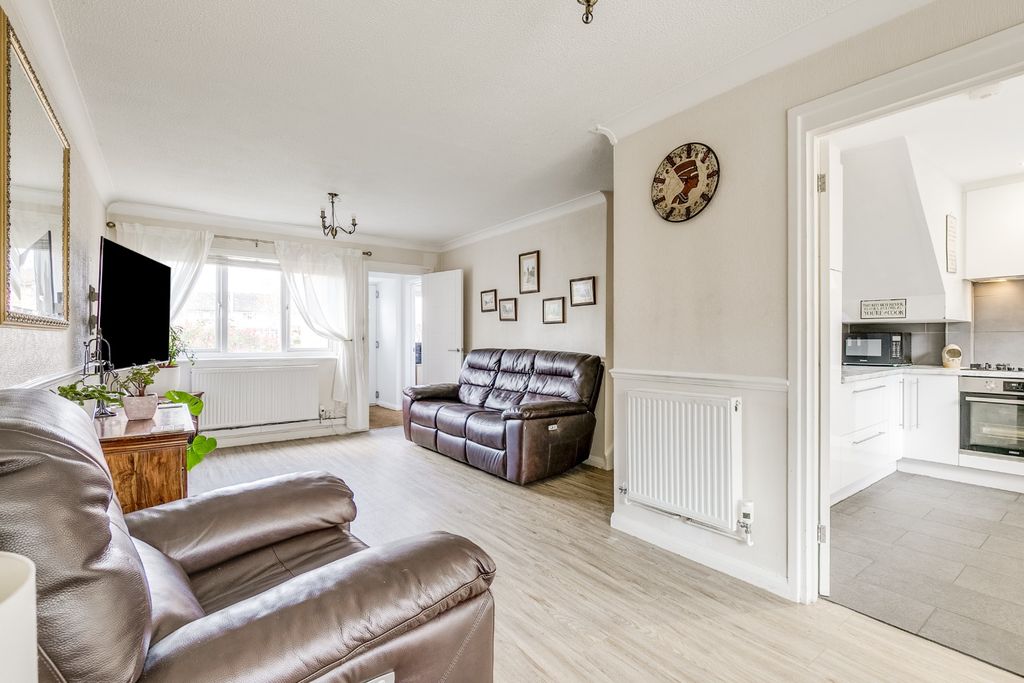 Property photo 3 of 18 4934802