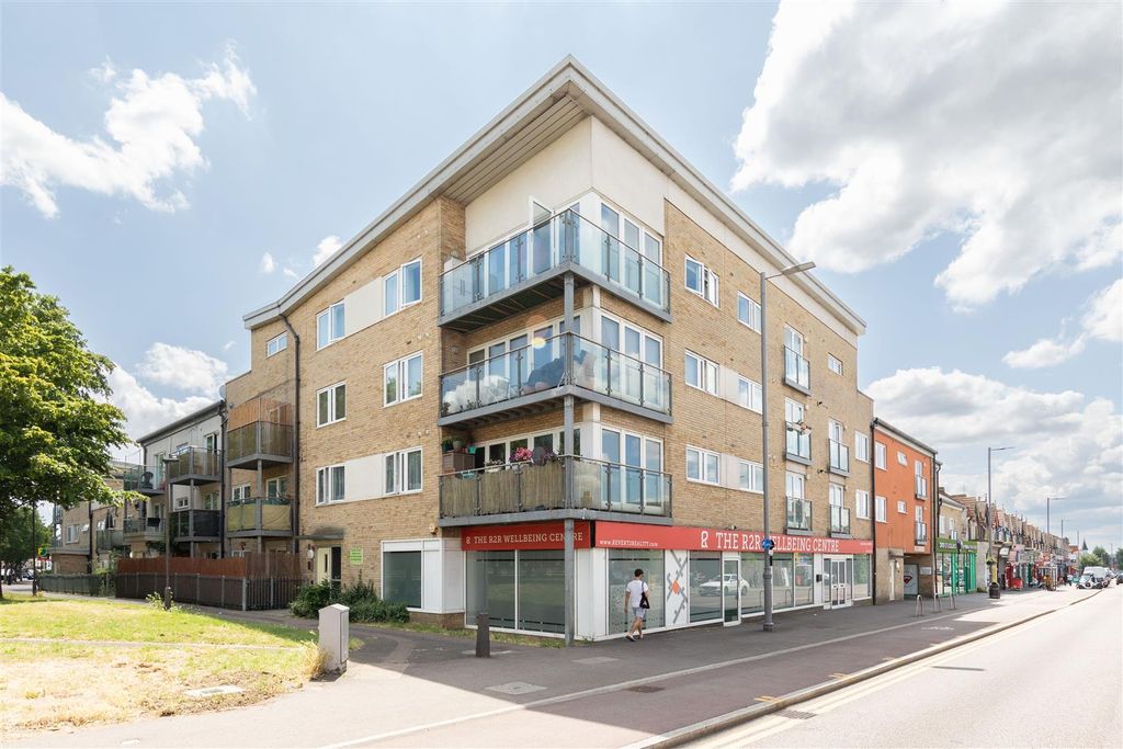 Property photo 1 of 18 Lea Bridge Road, E10