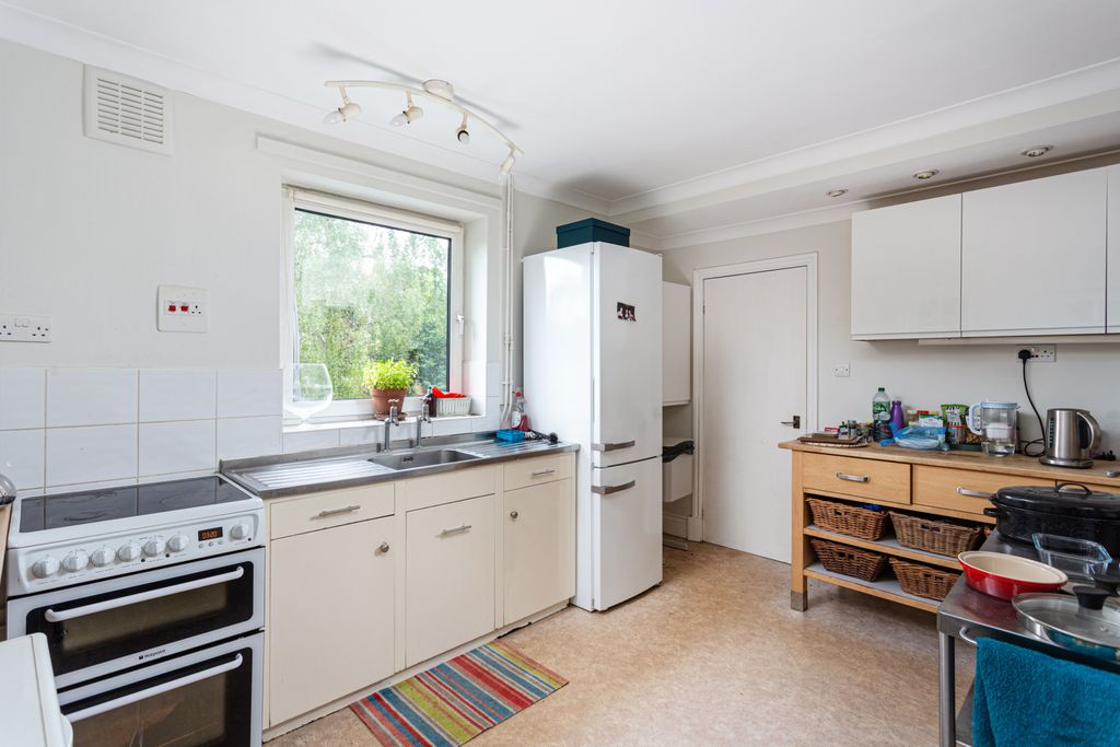 Property photo 3 of 17 Kitchen