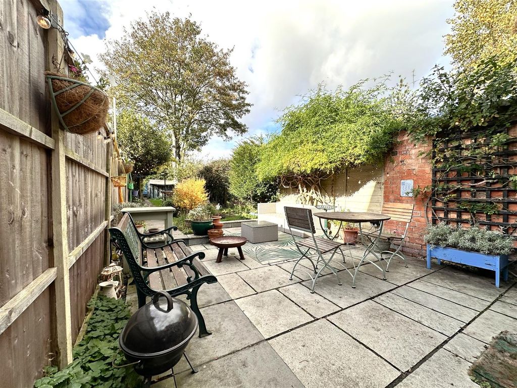 Property photo 3 of 22 Lovely Rear Garden 473