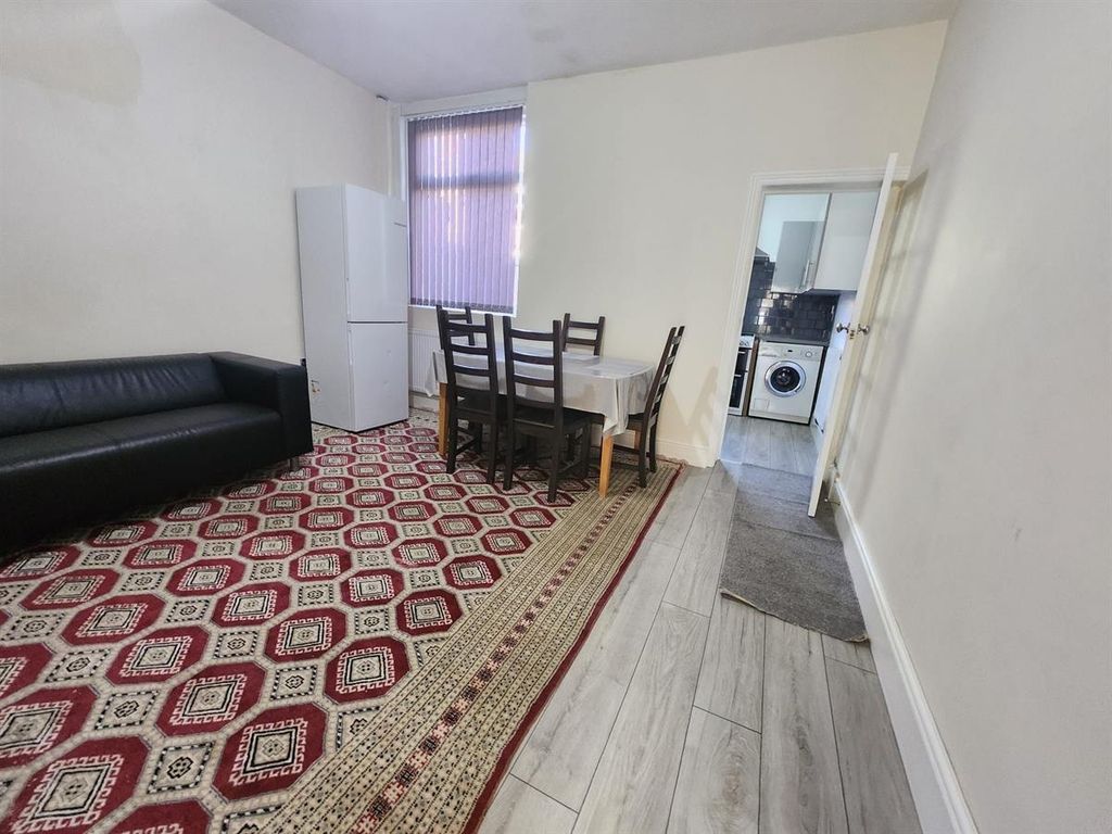 Property photo 1 of 15 Bright Communal Living Area With A Patterned Rug, ...