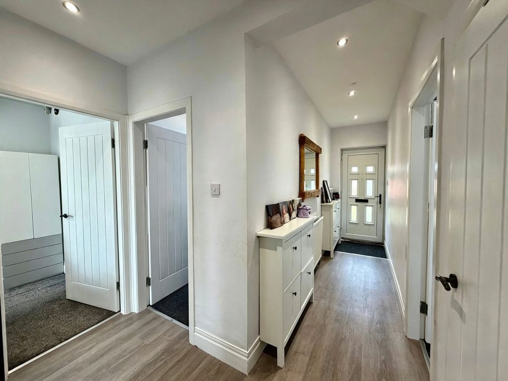 Property photo 2 of 10 Hallway