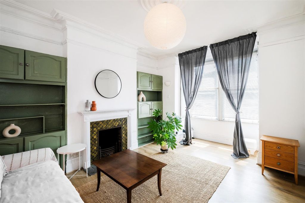 Property photo 1 of 25 32 Chigwell Road-18.Jpg
