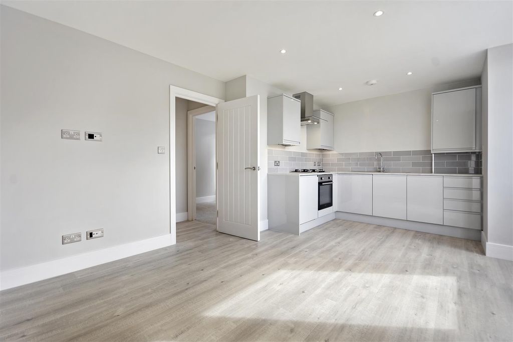 Property photo 1 of 8 Ar - Flat 3, Buckingham Place - Reception Angle3..