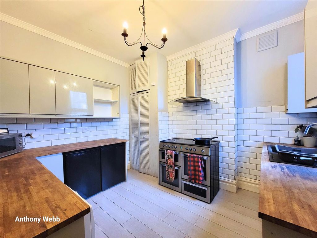 Property photo 2 of 21 Kitchen