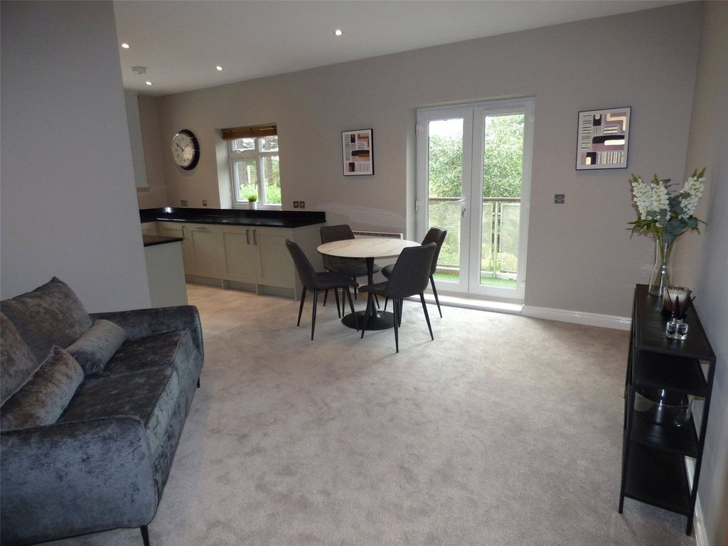 Property photo 3 of 10 Lounge Area