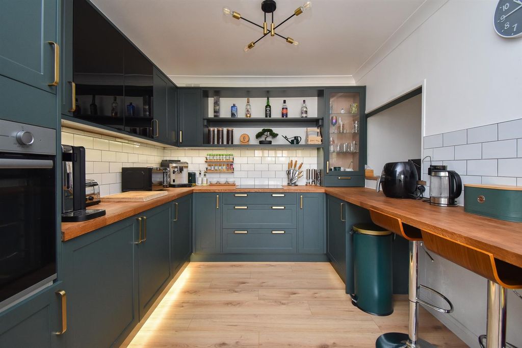 Property photo 3 of 23 Kitchen