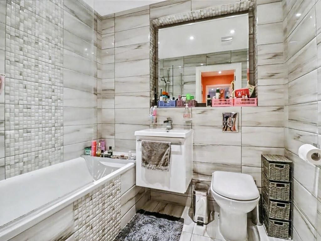 Property photo 3 of 11 Bathroom