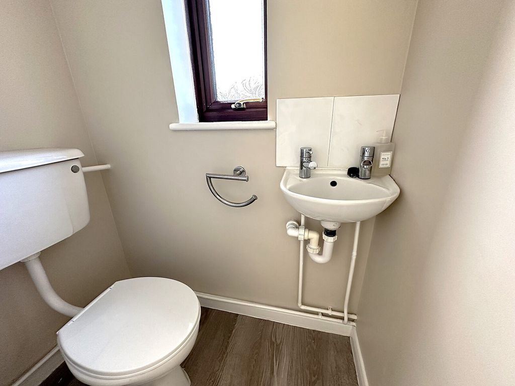 Property photo 2 of 14 Groundfloor WC