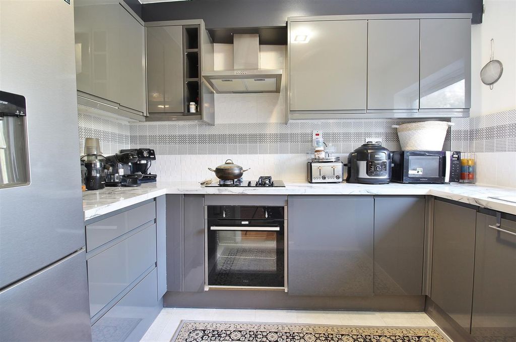 Property photo 1 of 6 Kitchen