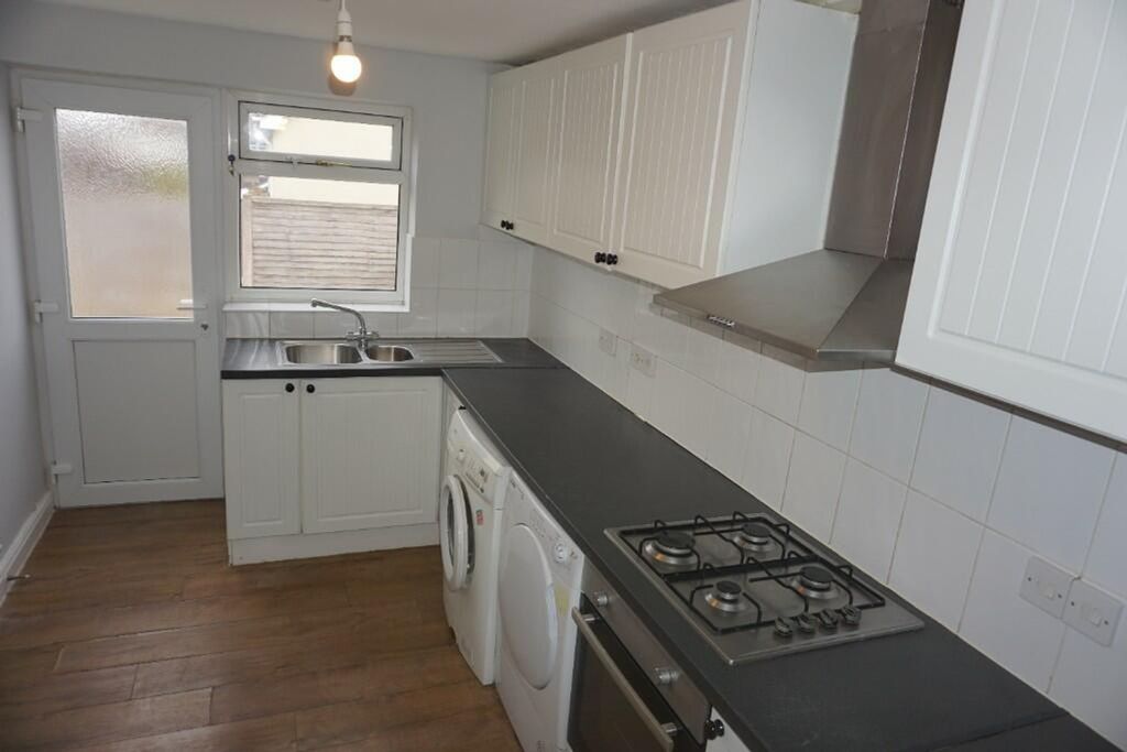 Property photo 1 of 8 A Bright And Tidy Kitchenette With Modern Applianc...
