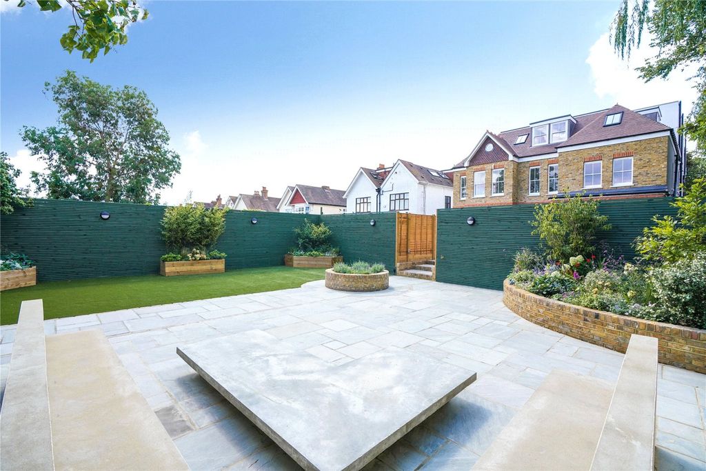 Property photo 3 of 14 Communal Garden