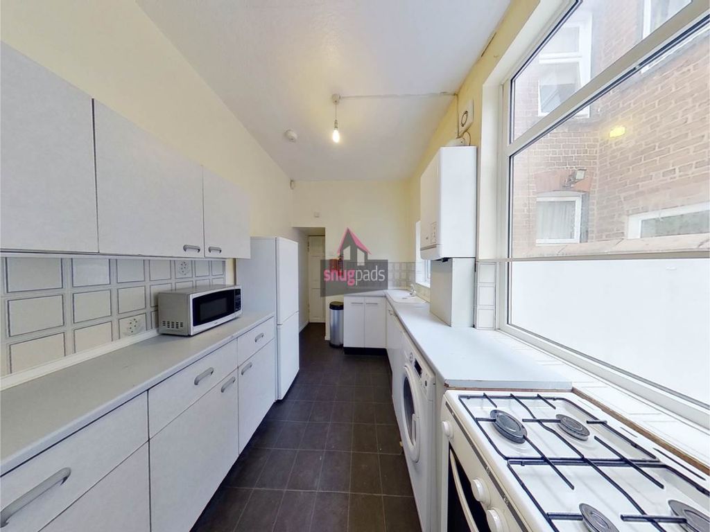 Property photo 3 of 9 Kitchen2