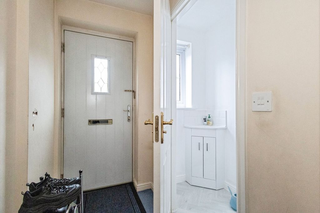 Property photo 2 of 17 Hallway With Wc