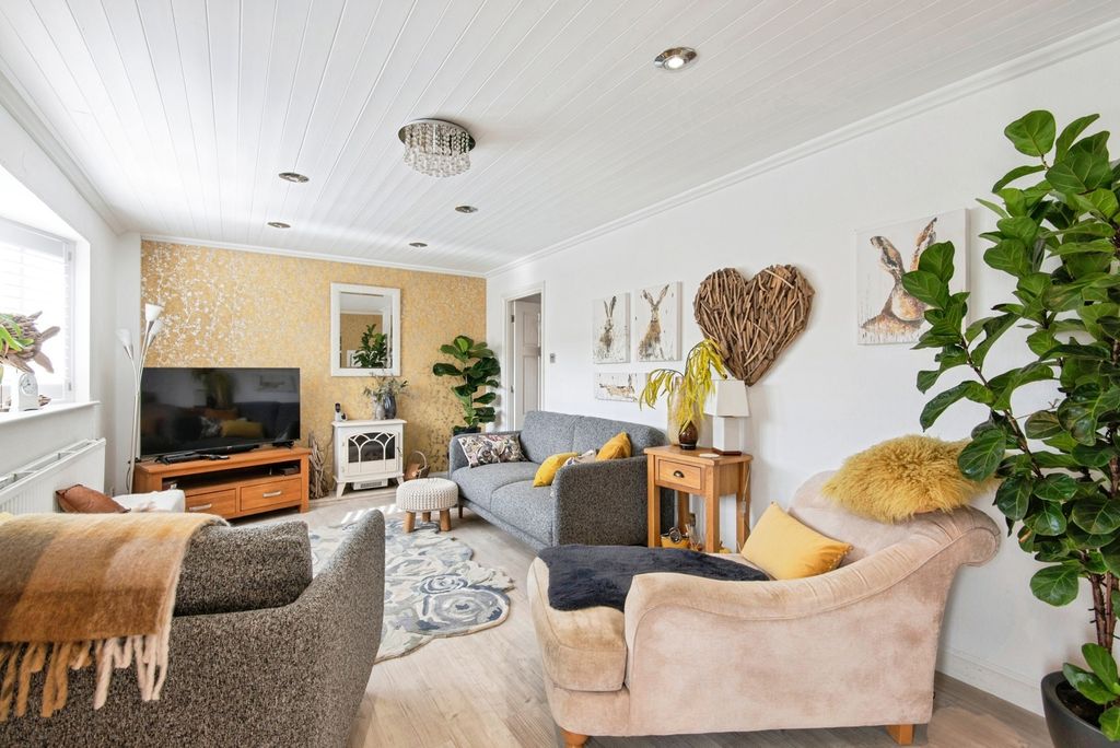 Property photo 3 of 20 Lounge