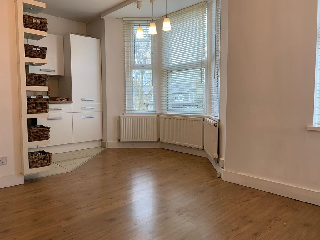 Property photo 3 of 7 Living Room