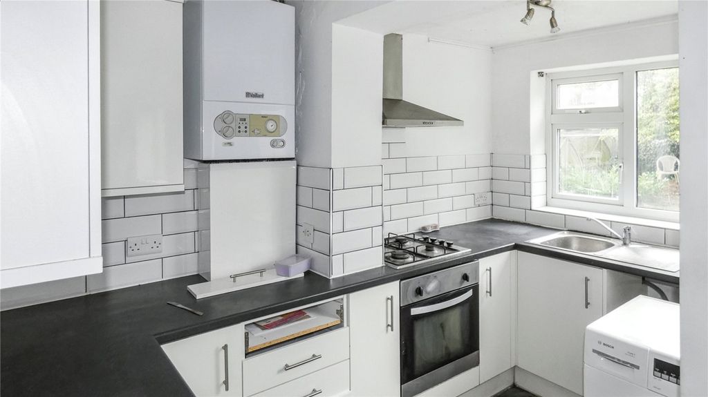 Property photo 3 of 11 Kitchen