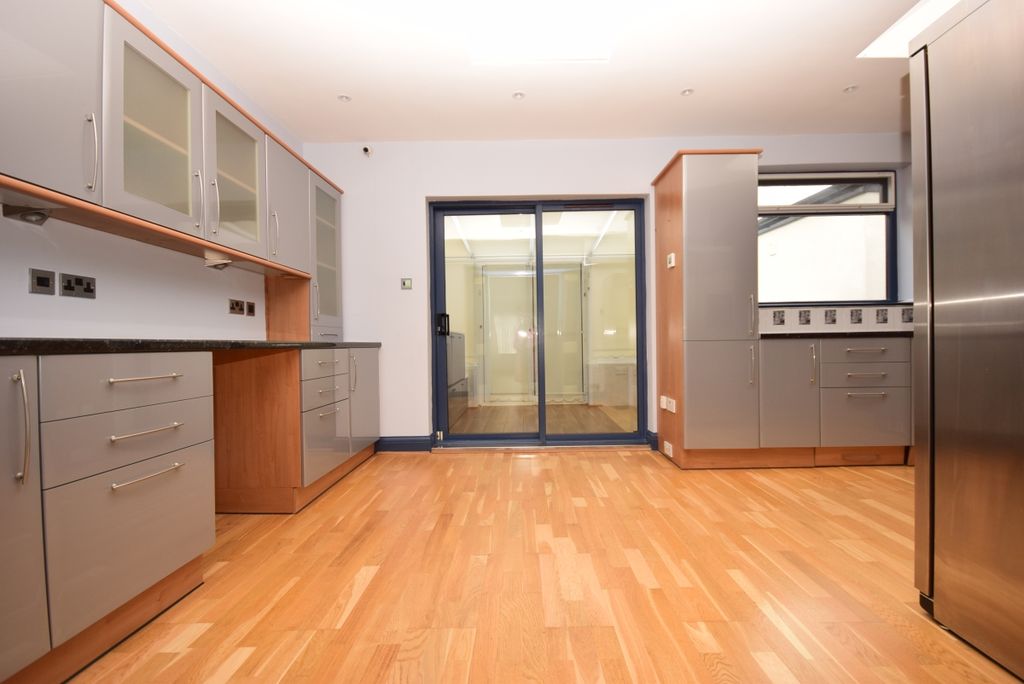 Property photo 3 of 20 Kitchen