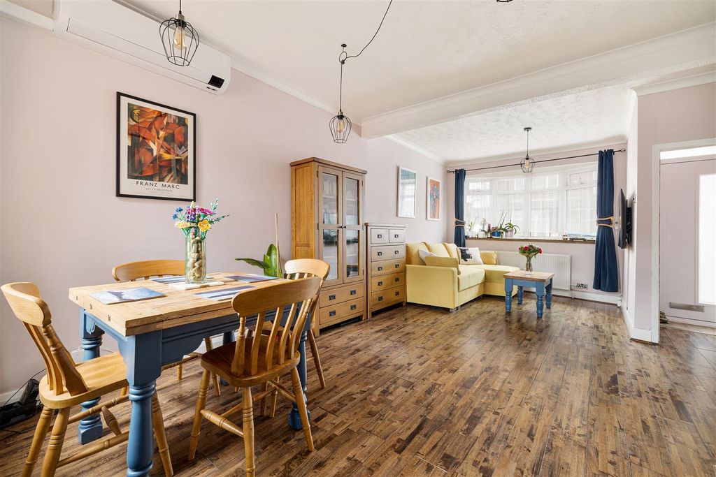 Property photo 2 of 26 Falcon Street, E13