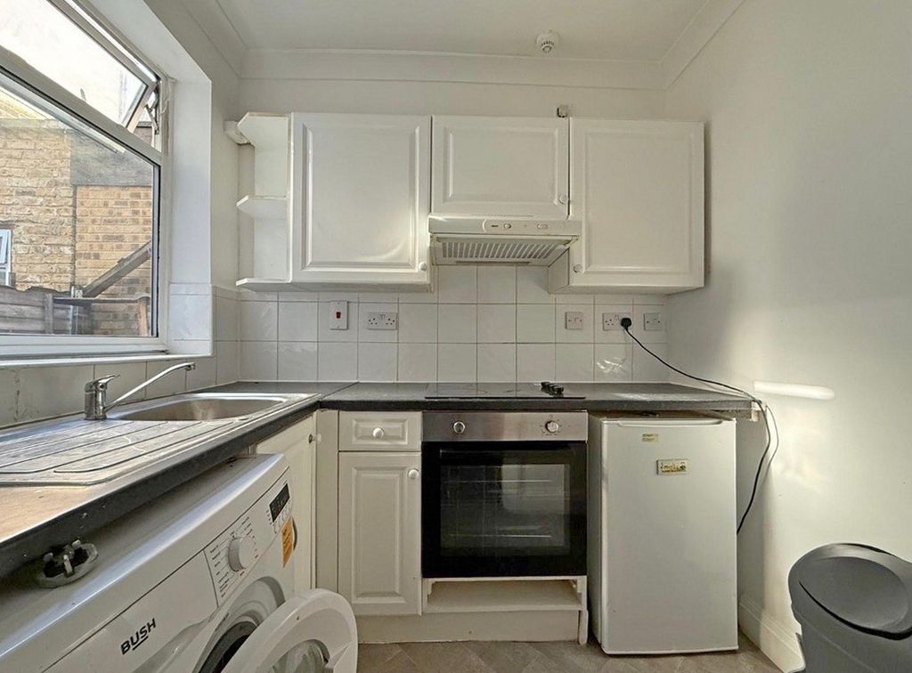 Property photo 1 of 5 Studio To Rent