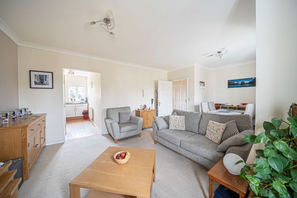 2 bed flat for saleDenning Mead, Andover SP10 photo 5