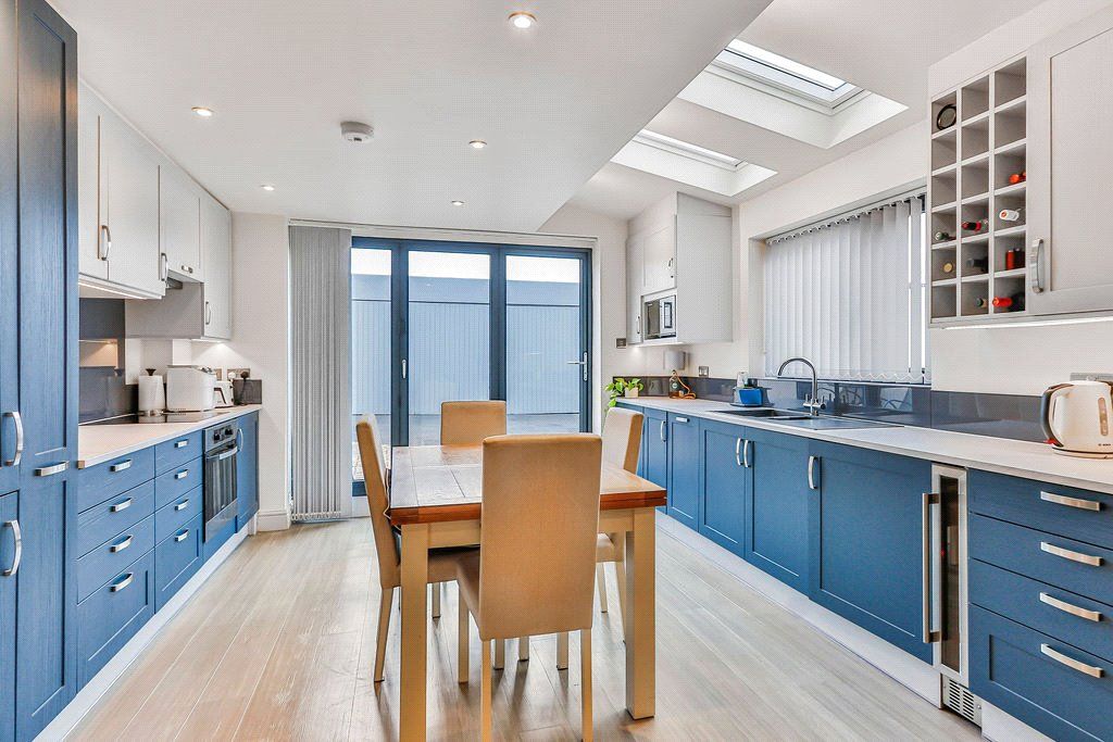 Property photo 3 of 18 Kitchen