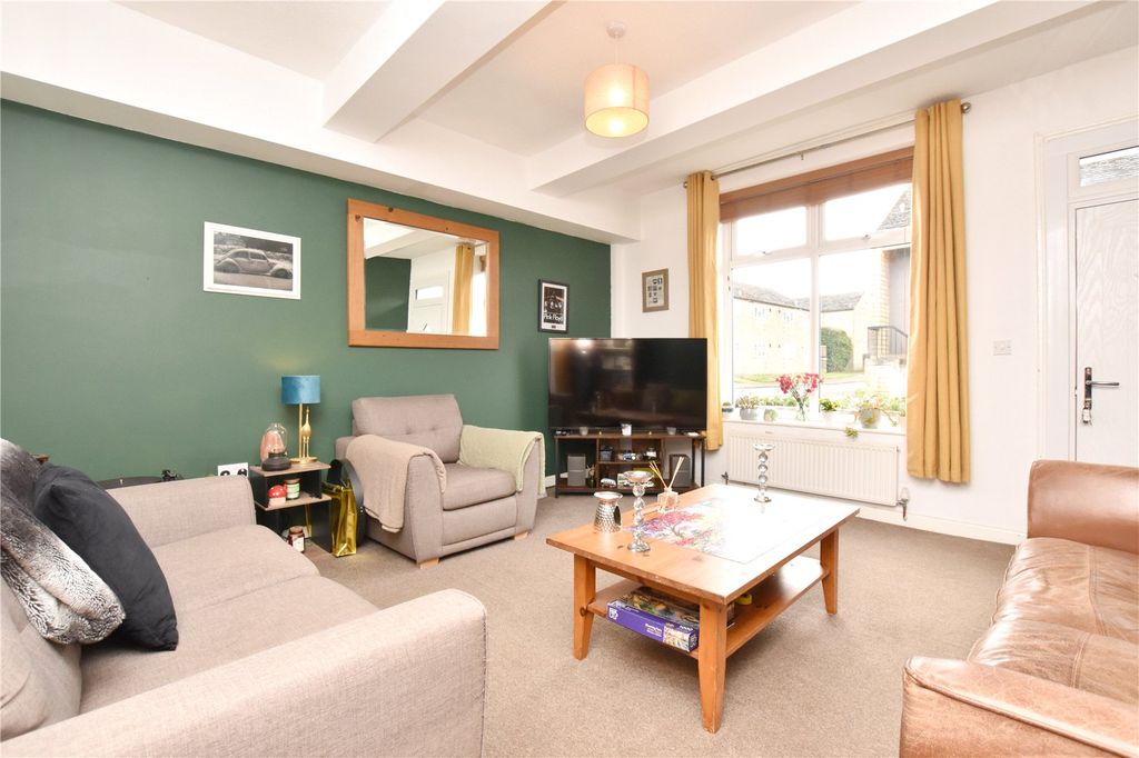 Property photo 3 of 18 Lounge