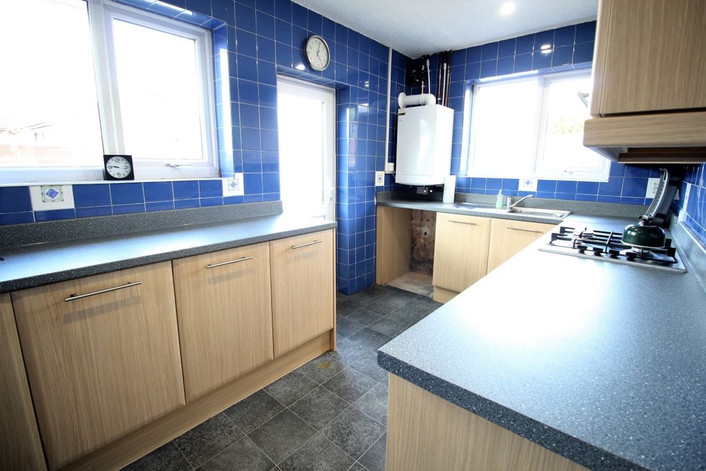 Property photo 3 of 10 Kitchen