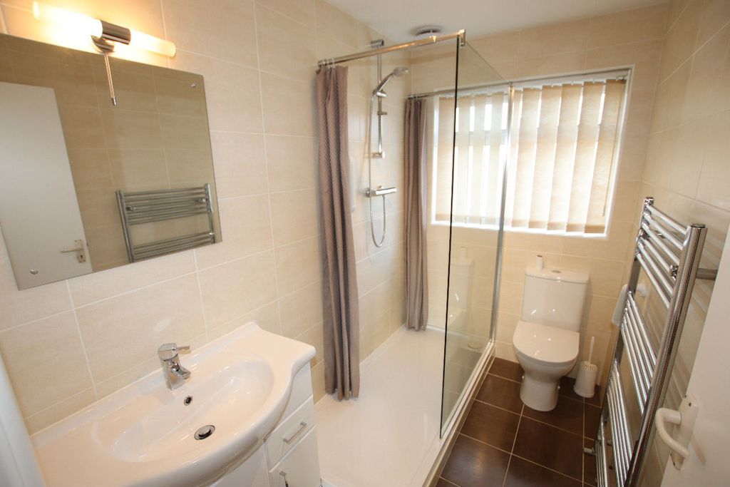 Property photo 3 of 11 Holland Road 132 - Shower Room