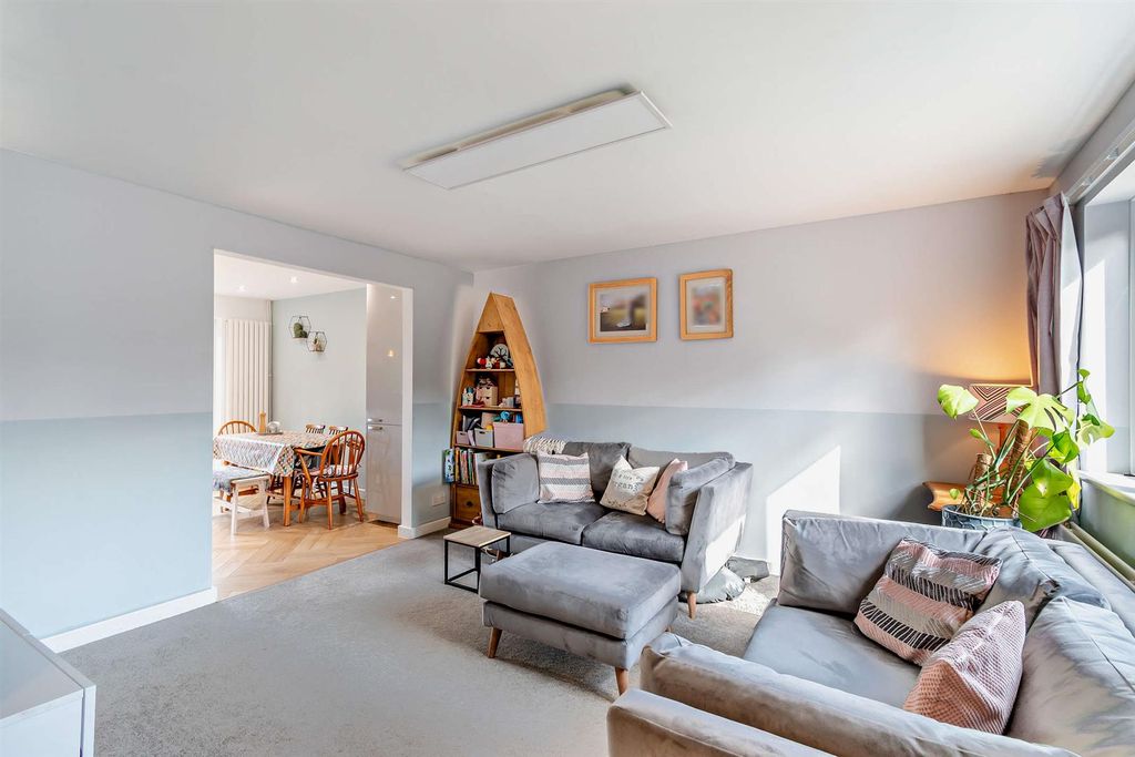 Property photo 2 of 15 8654241-Interior02-800.Jpg