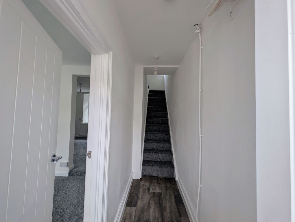 Property photo 2 of 18 Hallway