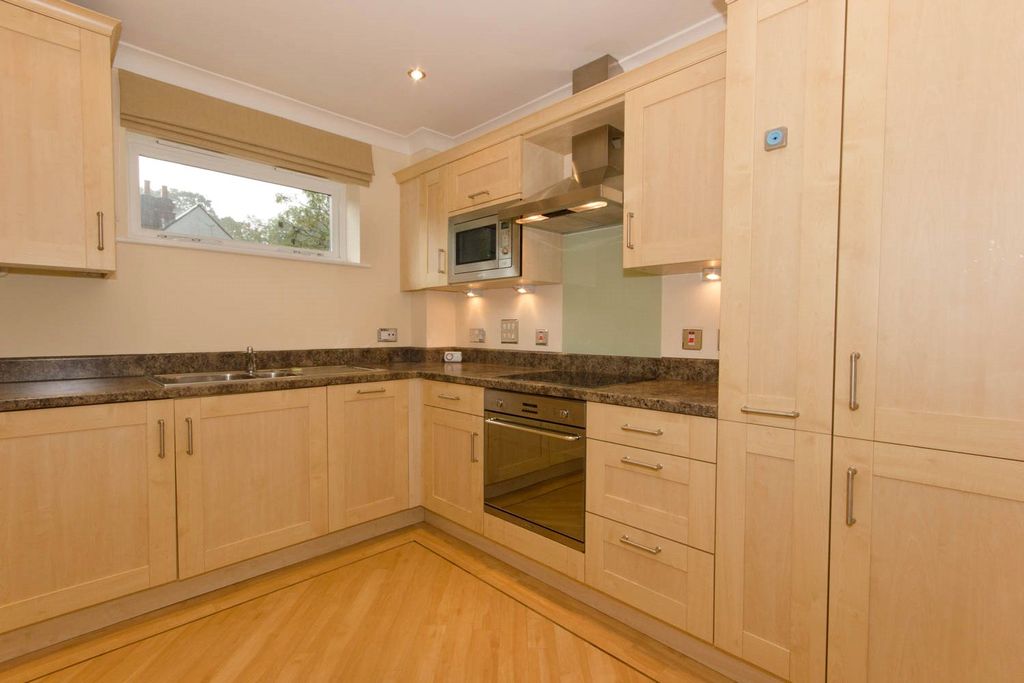 Property photo 3 of 10 Kitchen