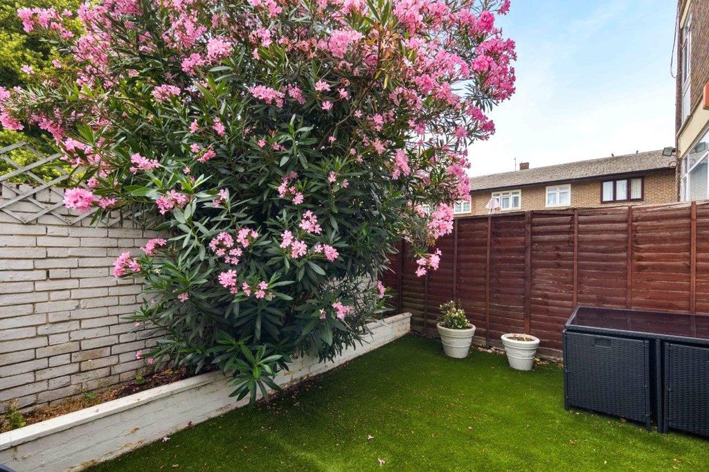 Property photo 2 of 19 Garden