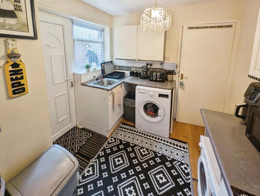 Property photo 3 of 8 Kitchen
