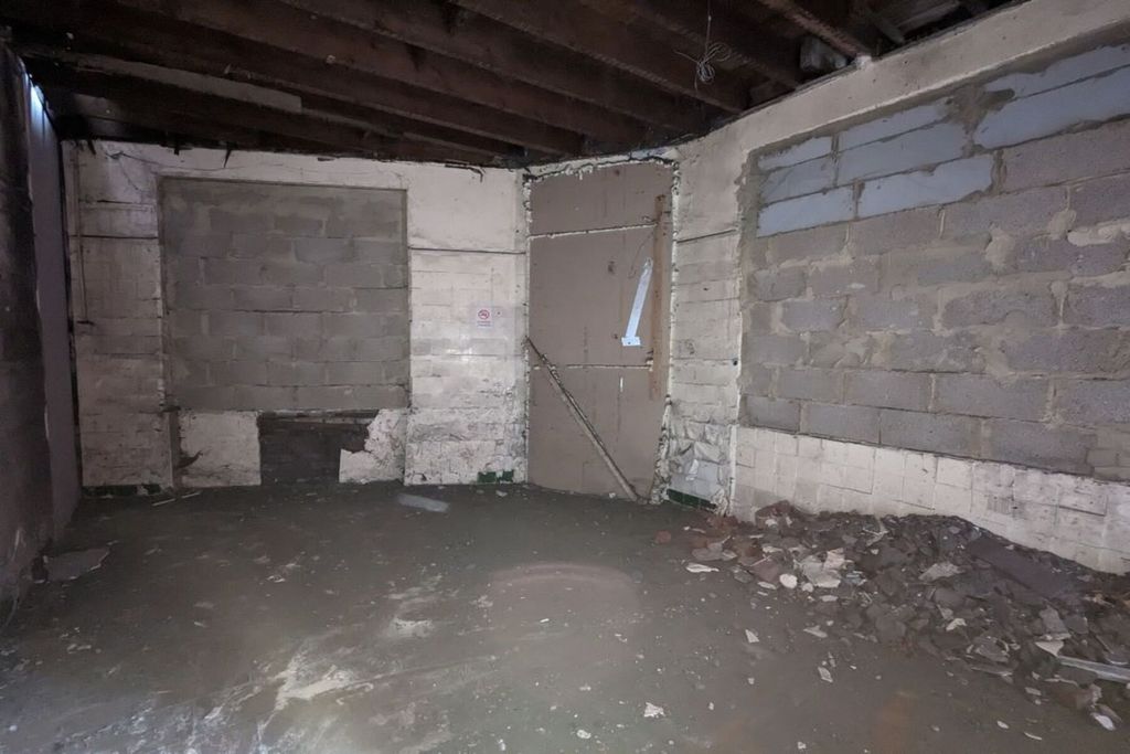 Property photo 2 of 6 Redworth Road - Inside Overview