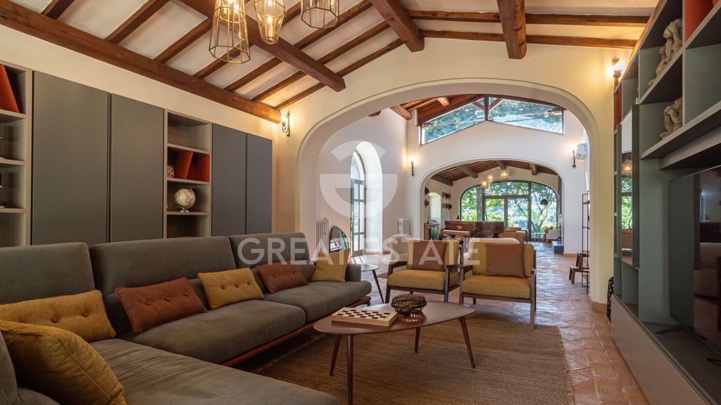 Property photo 2 of 67 Interiors