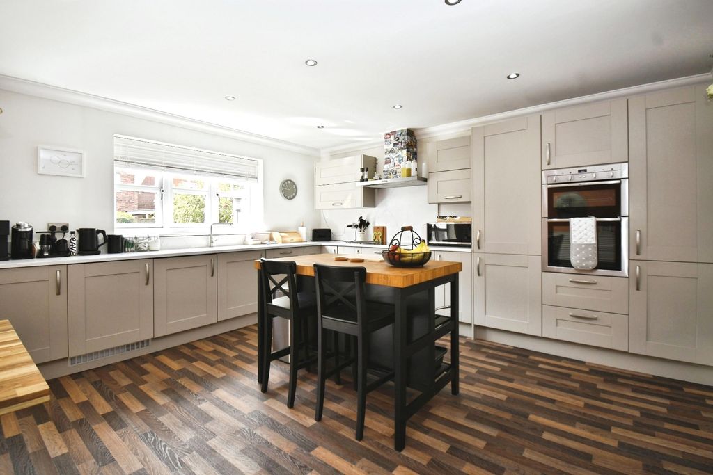 Property photo 3 of 33 Kitchen