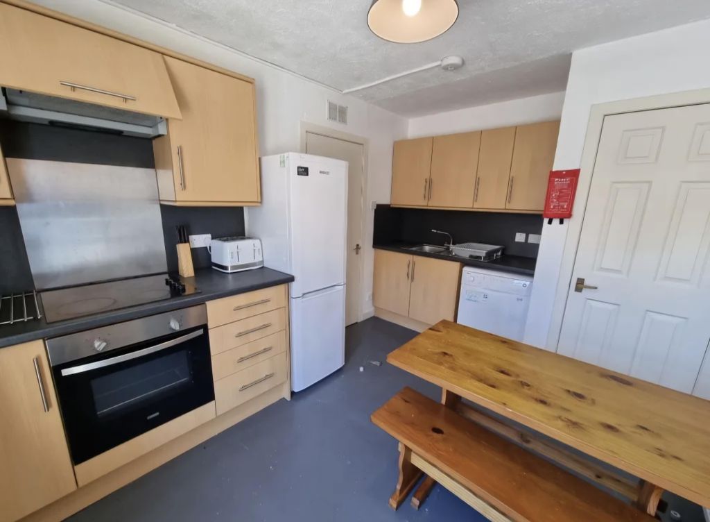 Property photo 2 of 7 Kitchen