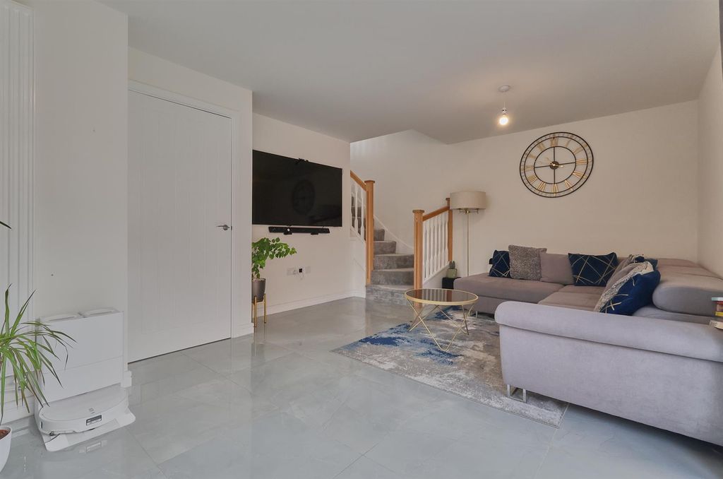 Property photo 3 of 21 Westfield Ave Earl Shilton_10.Jpg