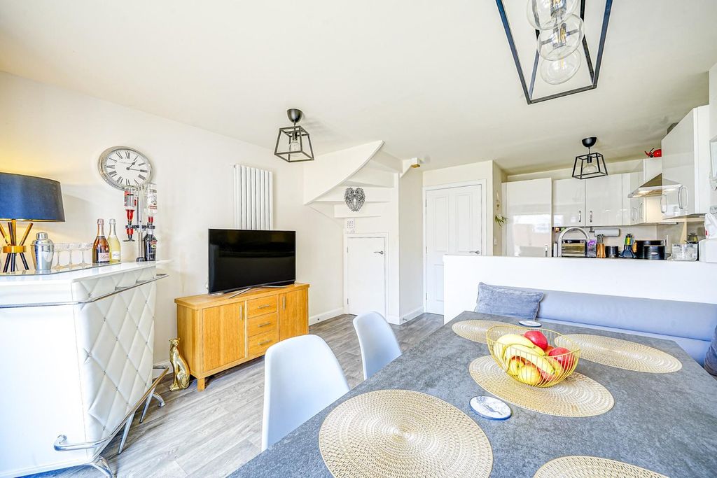 Property photo 2 of 25